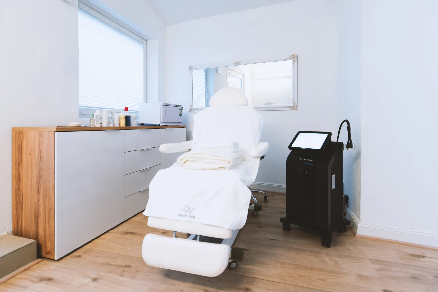 ALMA DermaClear im echten Beauty-Now-Behandlungsraum